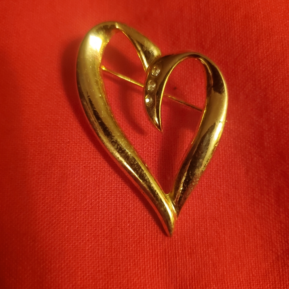 Gold Heart Brooch with 3 diamonds